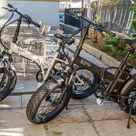 Bed & Breakfast Casa Mirko - Con Stazione Ricarica Auto Elettriche Parcheggio Privato Auto Moto Biciclette 4*